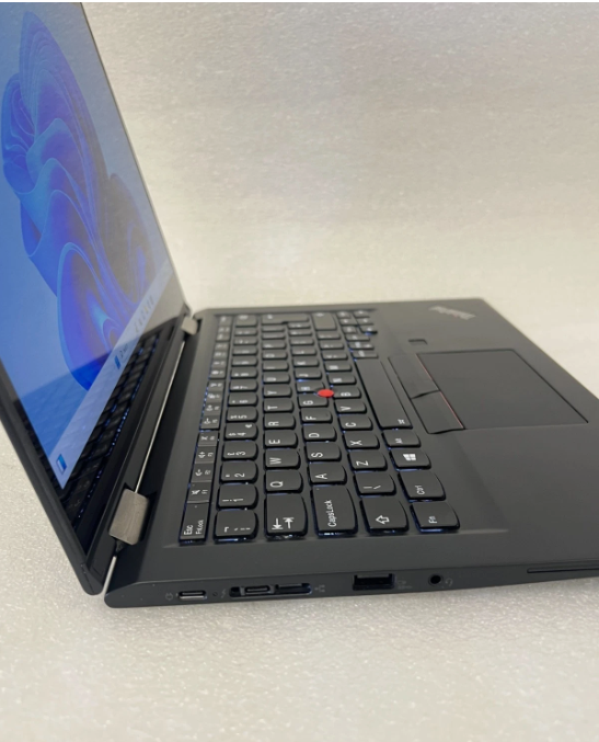 Lenovo ThinkPad X390 Yoga laptop Touch Screen i7 8th Gen 16GB 256GB SSD 13.3"
