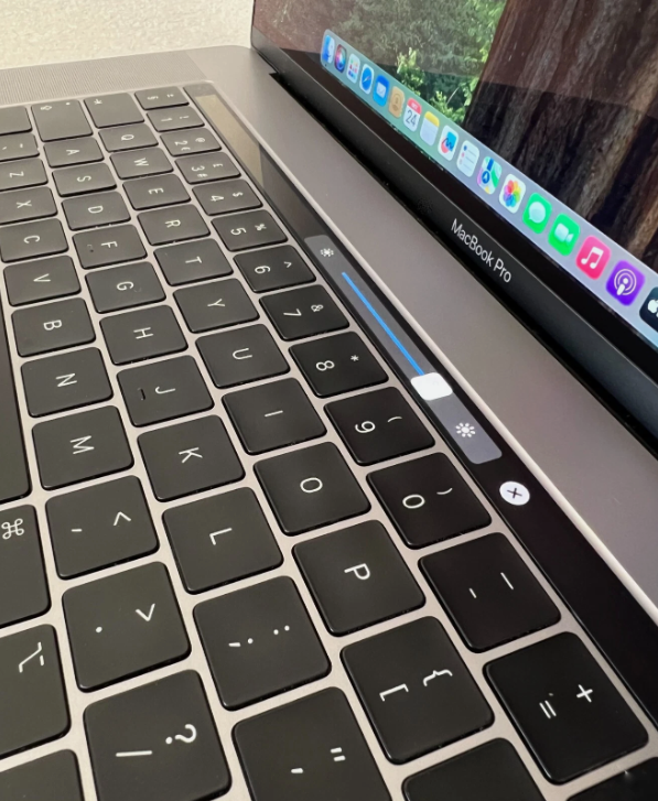 Apple MacBook Pro 15” Retina i7 9750H Turbo4.5GHz 16GB 512GB SSD Touch Bar laptop 4GB Graphics