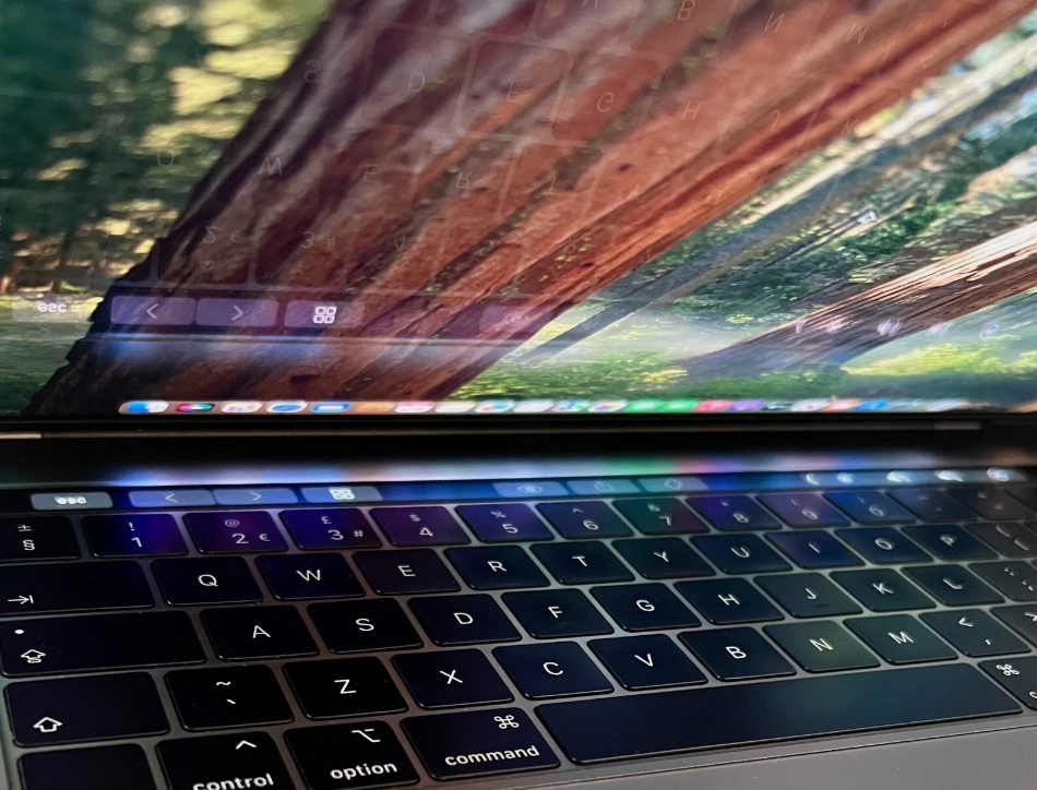 Apple MacBook Pro 15” Retina i7 9750H Turbo4.5GHz 16GB 512GB SSD Touch Bar laptop 4GB Graphics